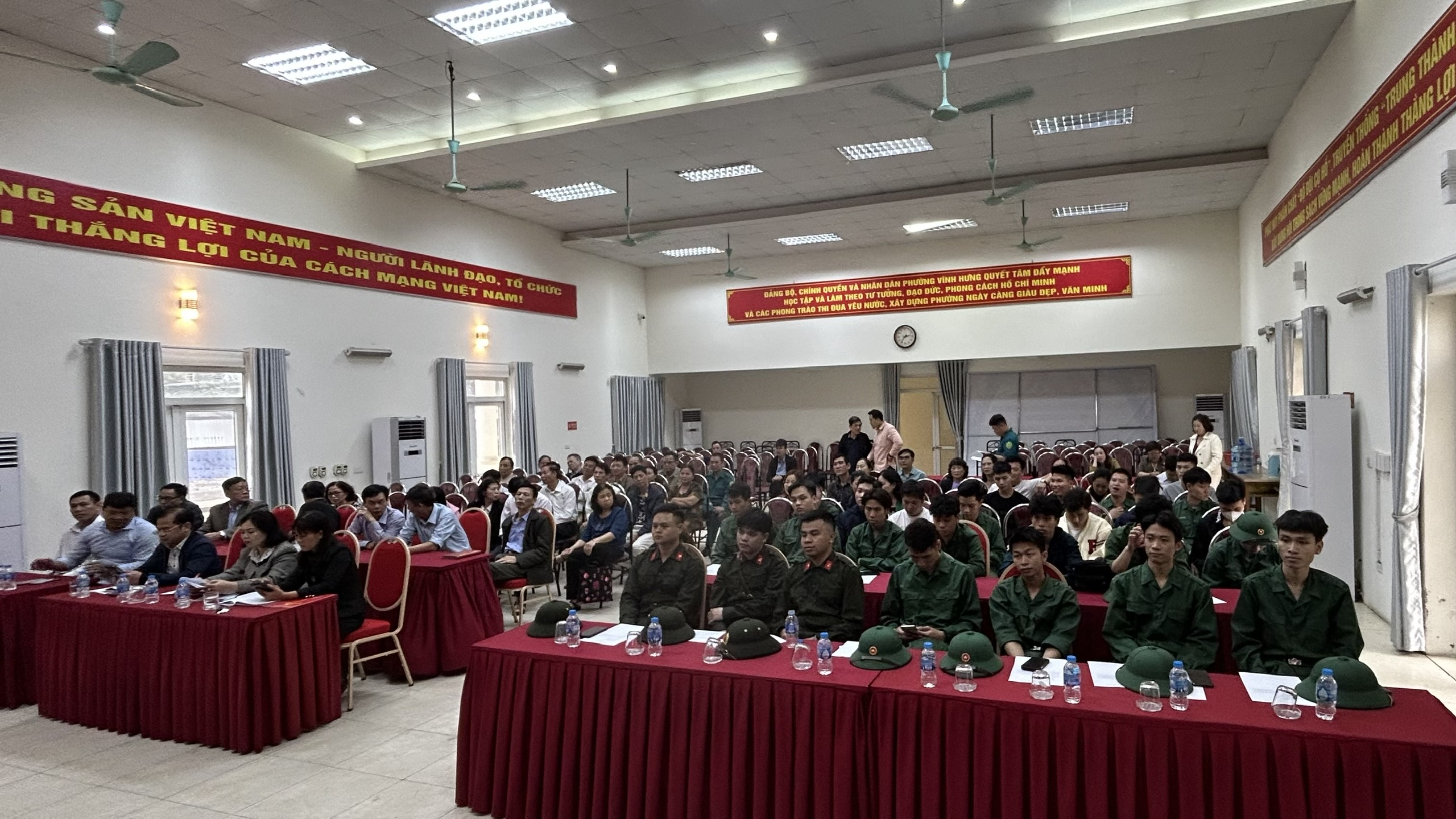 Hội đồng Nghĩa vụ quân sự phường Vĩnh Hưng tổ chức gặp mặt tân binh sẵn sàng lên đường thực hiện nghĩa vụ quân sự, nghĩa vụ công an năm 2024
